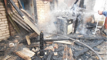 У Новотроїцькому районі ліквідували пожежу в літній кухні